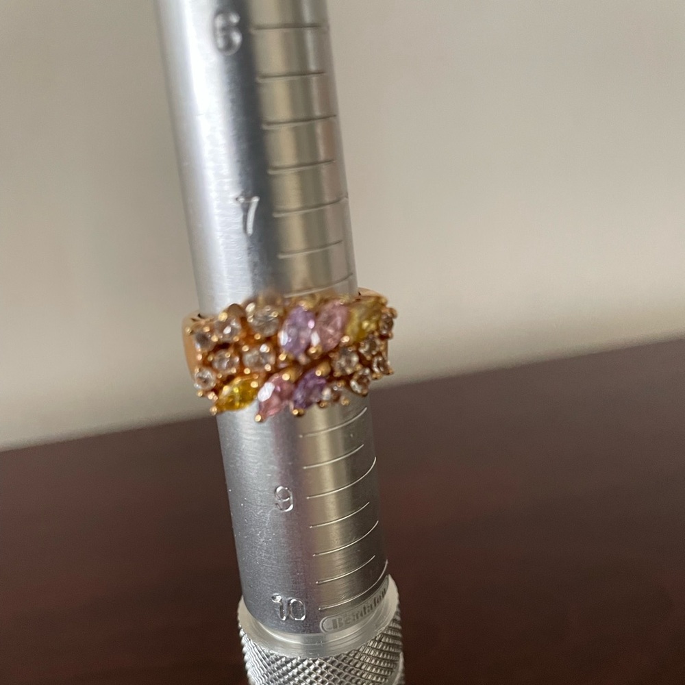 EUC Goldtone ring with pastel colored glass crystals
